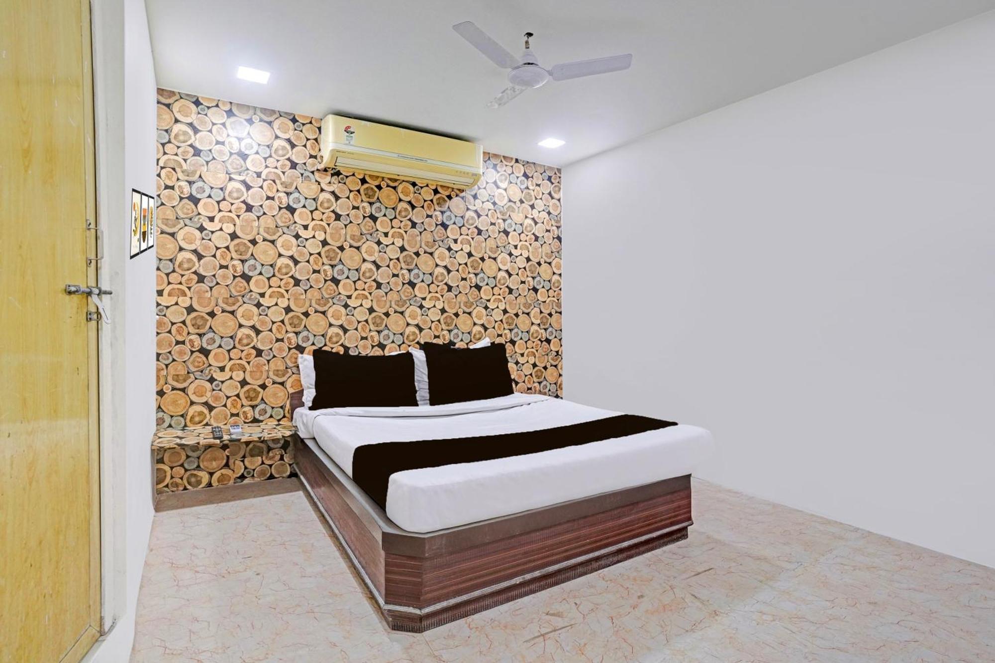 Super Hotel O Navrangpura Cg Road Formerly Hotel Yugraj Ahmedabad Exterior foto
